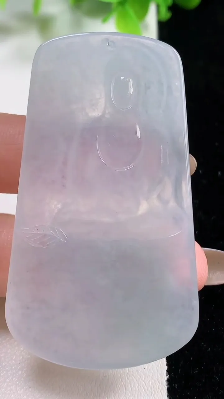 天然A货翡翠大日如来吊坠，尺寸61.2-35.4-5.3，重量:25.91g
11月6日