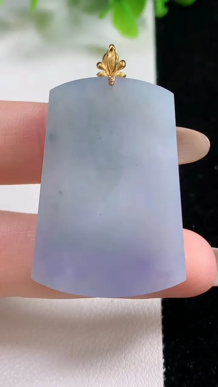 天然A货翡翠种春带彩 紫罗兰无事牌吊坠，尺寸37.4-26.6-4.1，重量:10.89g
11月6日