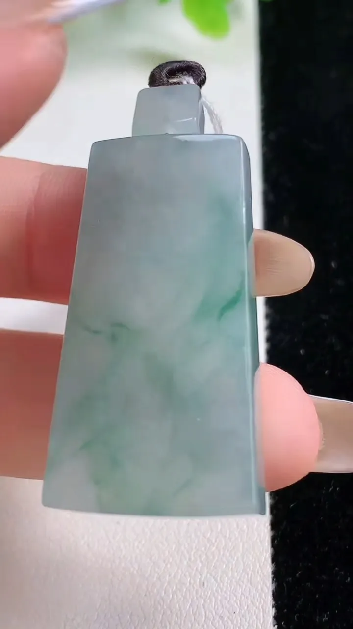 天然A货翡翠冰种飘花无事牌吊坠，尺寸37.5-20-5.8，重量:14.50g
11月6日