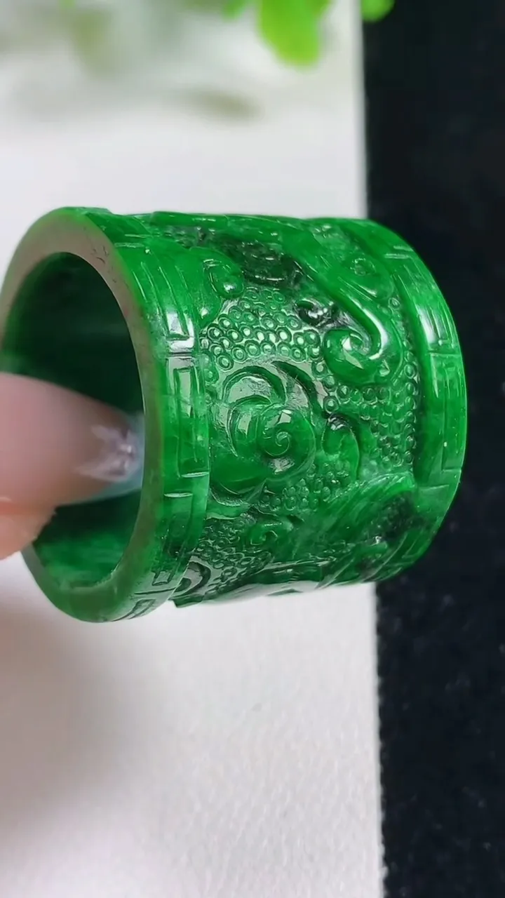 天然A货翡翠指环 扳指 戒指，尺寸23-24.4-3.4，重量:19.23g2025年11月6日
工厂直销收藏佳品,种好水足，色泽均匀，有种有色，上手高大气！