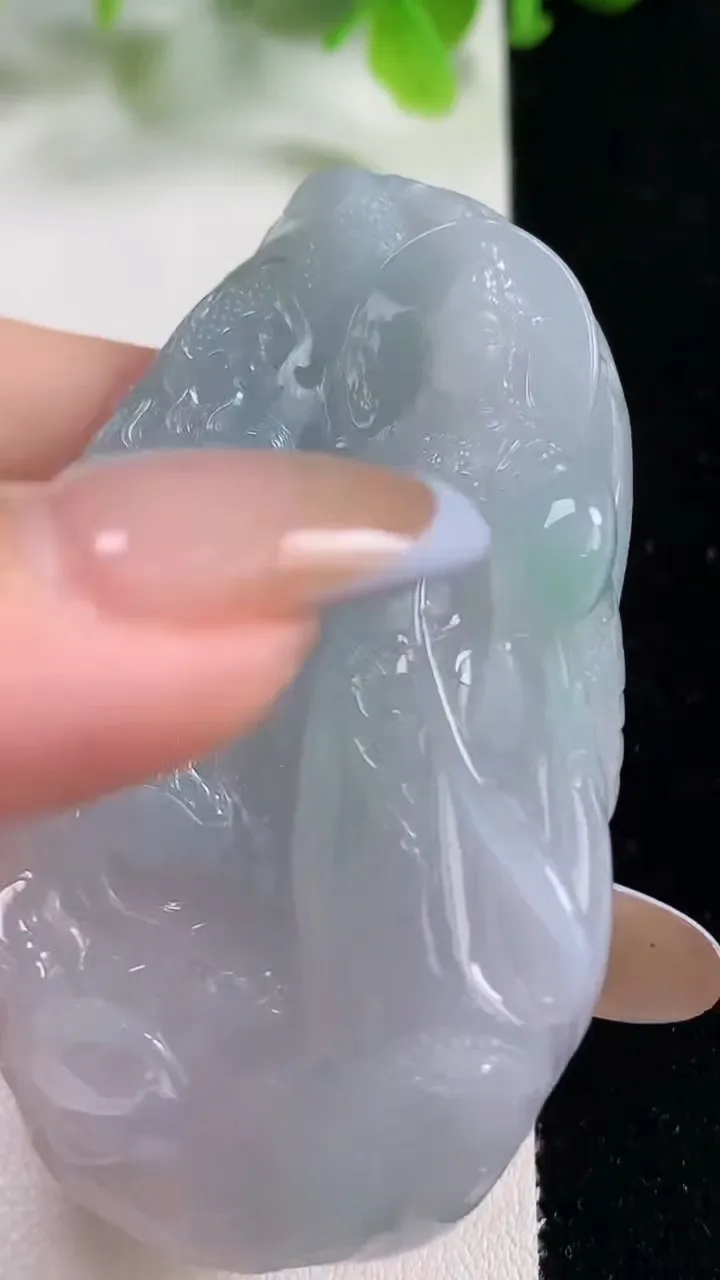 天然A货翡翠种春带彩 飘绿祥龙观音菩萨吊坠，尺寸63.8-35.4-11.5，重量:53.37g
1