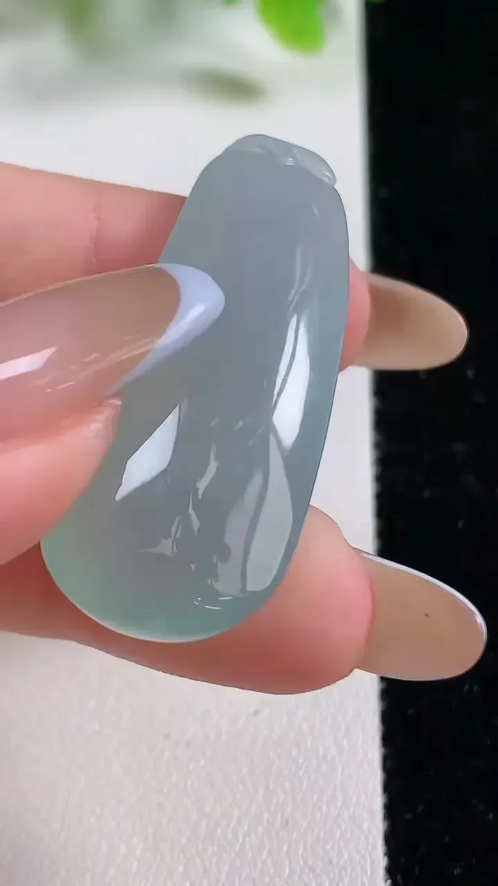 天然A货翡翠福瓜吊坠，尺寸41.8-16.4-9，重量:10.86g
11月6日