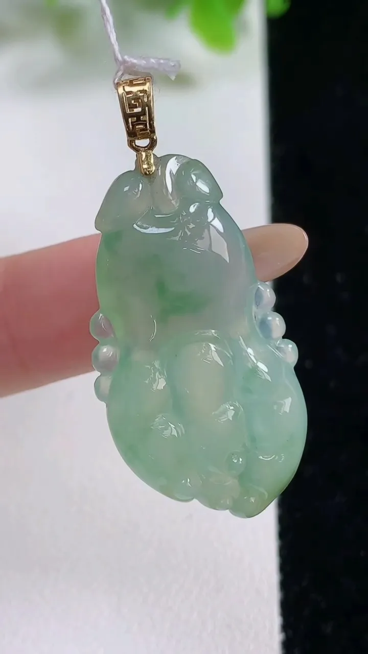 天然A货翡翠佛手吊坠，尺寸32.5-18.4-5.9，重量:6.64g
11月6日