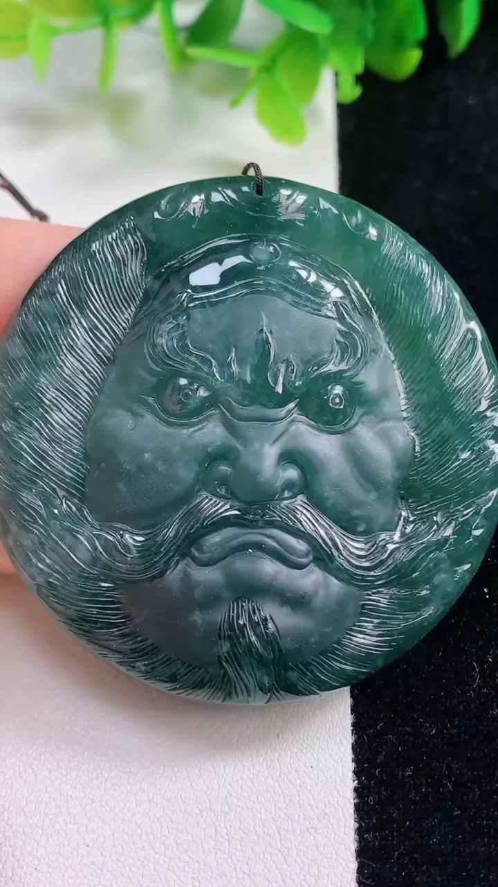 天然A货翡翠关公吊坠，尺寸57.6-11.6，重量:67.42g
11月6日