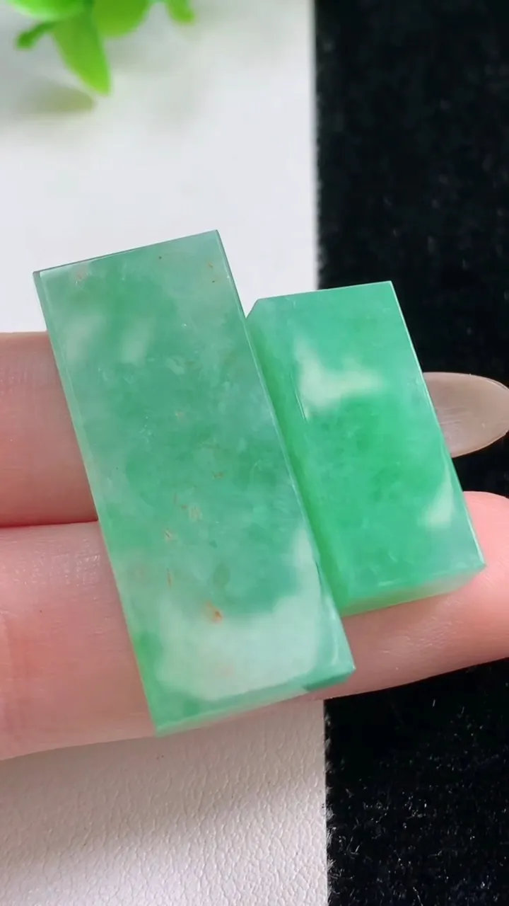 天然A货翡翠无事牌吊坠一对，尺寸34-13.7-6，重量:15.38g
11月6日