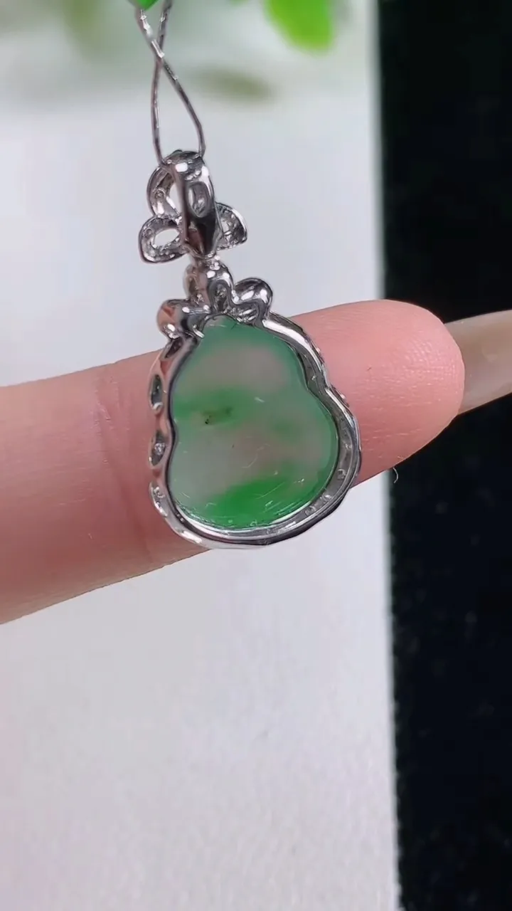 天然A货翡翠葫芦吊坠，尺寸22.3-12.4-5.9裸石头12.3-10.2，重量:1.77g
11月6日，重量:1.77g