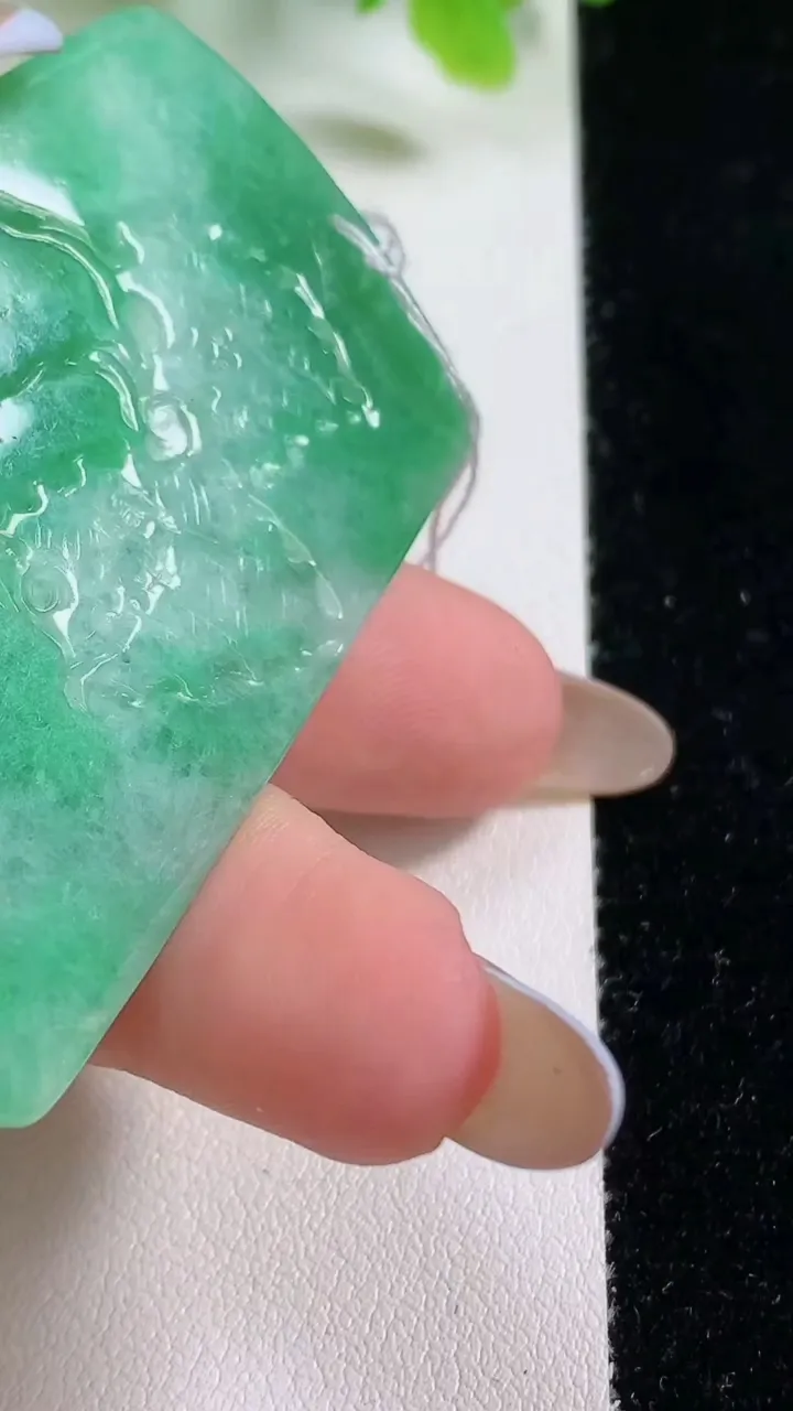 天然A货翡翠山水牌吊坠，尺寸58-36.5-5.6，重量:26.63g
11月6日