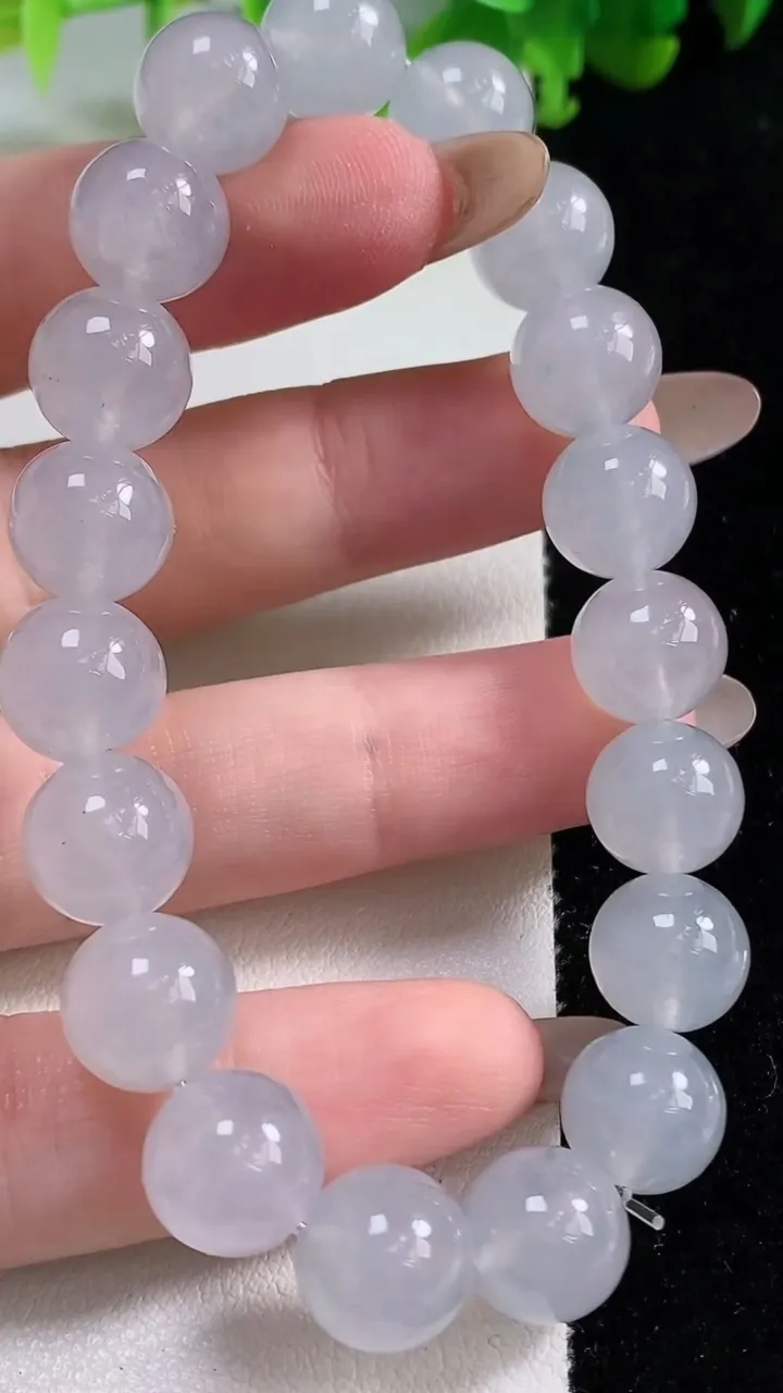 天然A货翡翠种白冰圆珠手串19颗，尺寸10.2，重量:35.21g11月6日
工厂直销收藏佳品,种好水足，色泽均匀，有种有色，上手高大气！