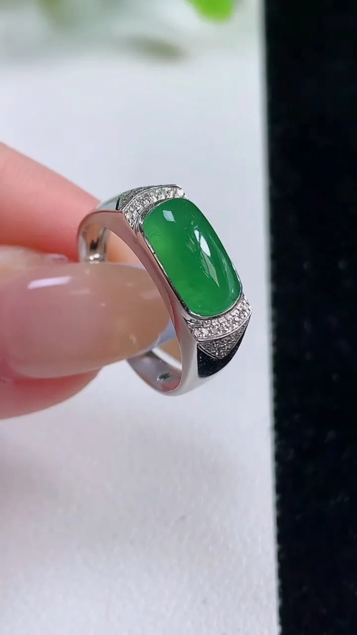 天然A货翡翠马鞍戒指，尺寸17.7-10.8-5.3-5.1，重量:3.45g2025年11月6日
