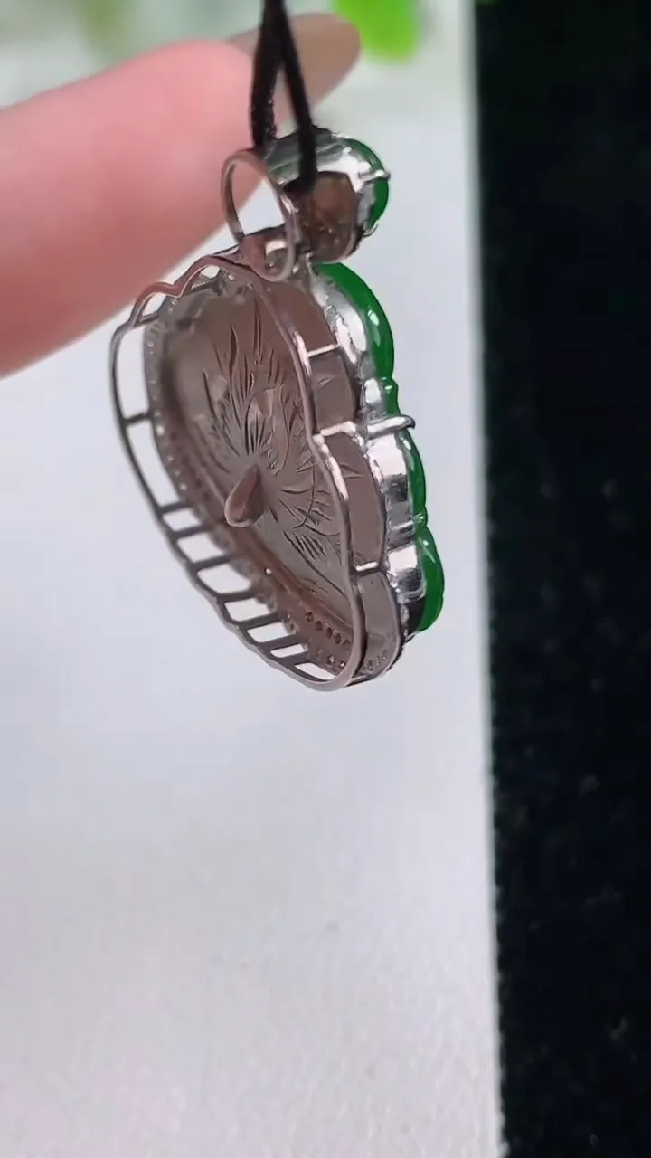 天然A货翡翠佛公吊坠，尺寸27.3-24-6.2裸石15-21.7，重量:4.38g
11月6日