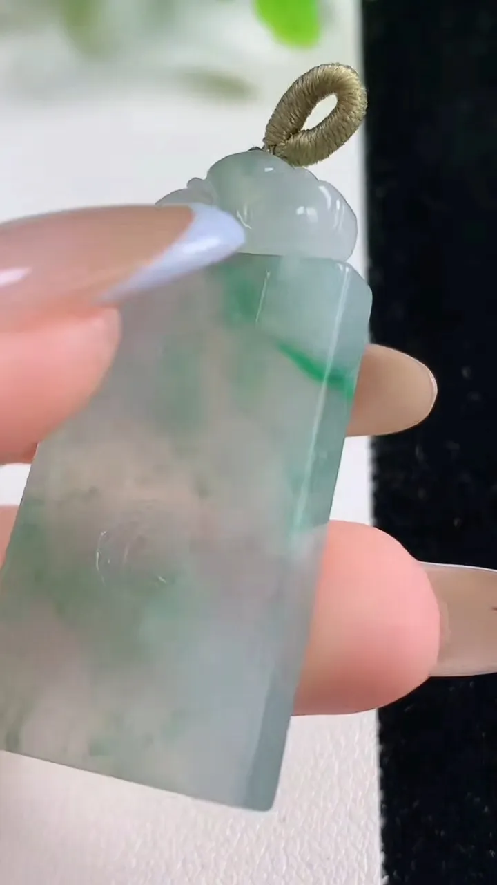 天然A货翡翠种飘花仿古无事牌吊坠，尺寸36.5-21-6，重量:16.61g
11月6日