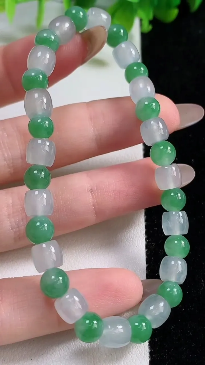 天然A货翡翠路路通手串32颗，尺寸6.5-5.5，重量:15.29g11月6日
工厂直销收藏佳品,种好水足，色泽均匀，有种有色，上手高大气！