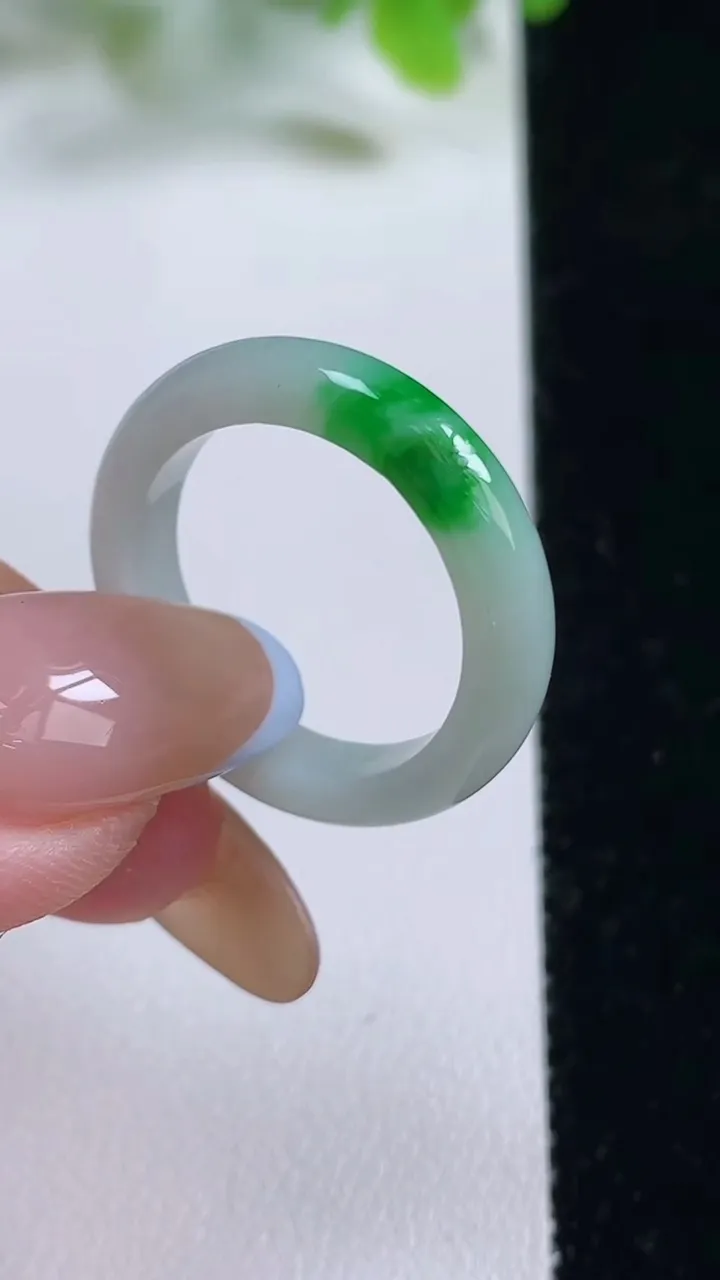 天然A货翡翠指环 戒指，尺寸18.4-4-3.2，重量:3.09g2025年11月6日
工厂直销收藏佳品,种好水足，色泽均匀，有种有色，上手高大气！