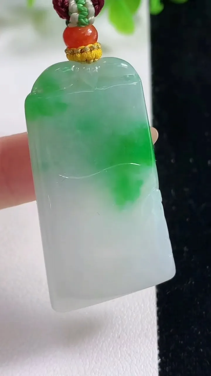 天然A货翡翠无事牌吊坠，尺寸45.7-25.2-5，重量:17.95g
11月6日