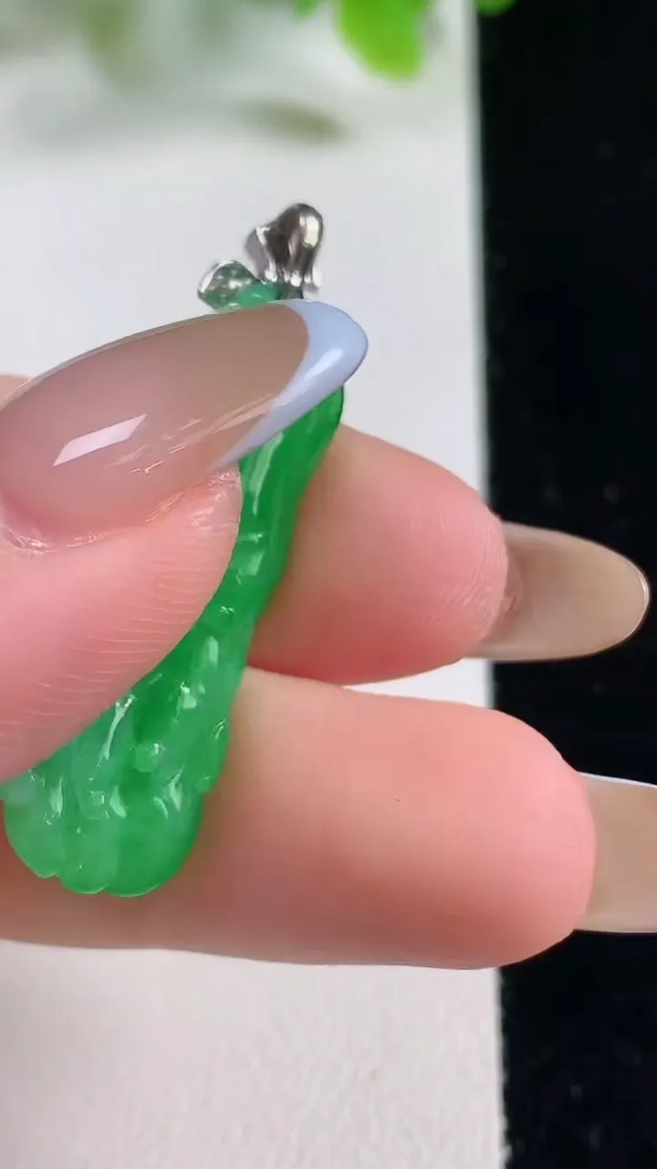 天然A货翡翠白菜吊坠，尺寸33-10.2-4.8，重量:4.24g
11月6日