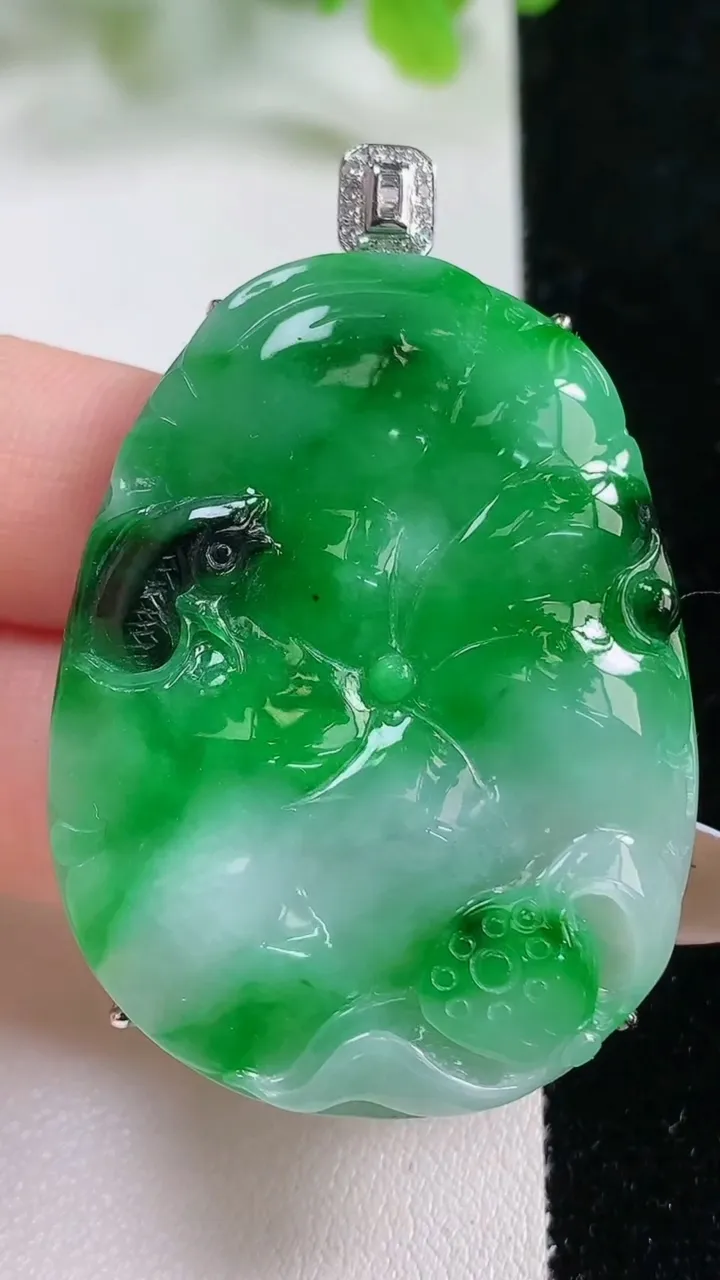天然A货翡翠和和美美 荷叶鱼吊坠，尺寸45.8-34.4-8.4，重量:21.35g
11月6日