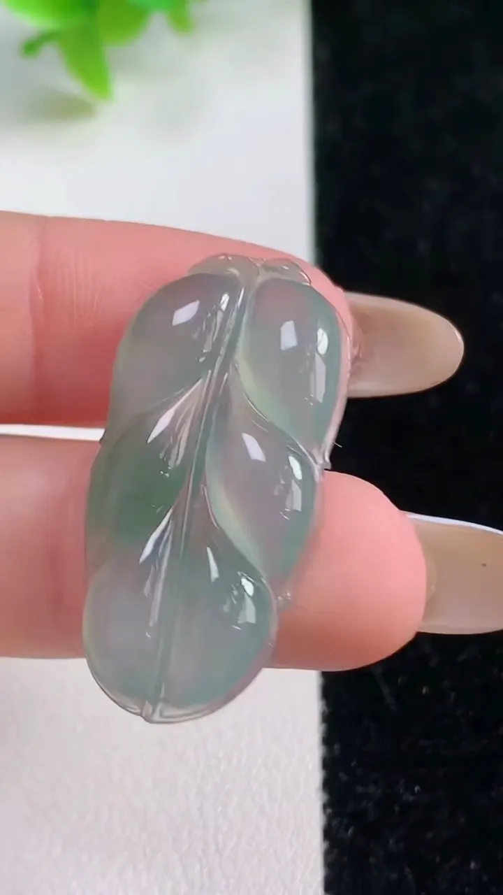 天然A货翡翠金枝玉叶 叶子吊坠，尺寸31.7-16.3-4，重量:3.59g
11月6日