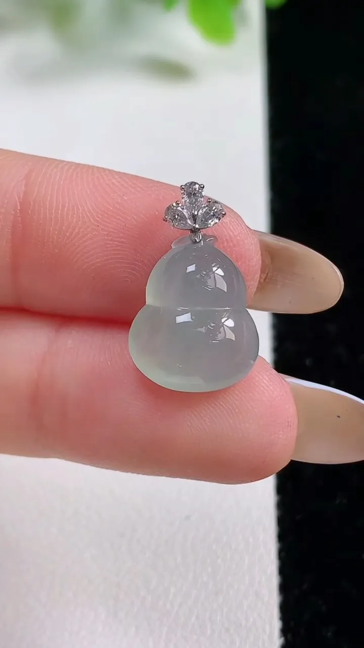 天然A货翡翠葫芦吊坠，尺寸15-12-5.4，重量1.62g
11月6日