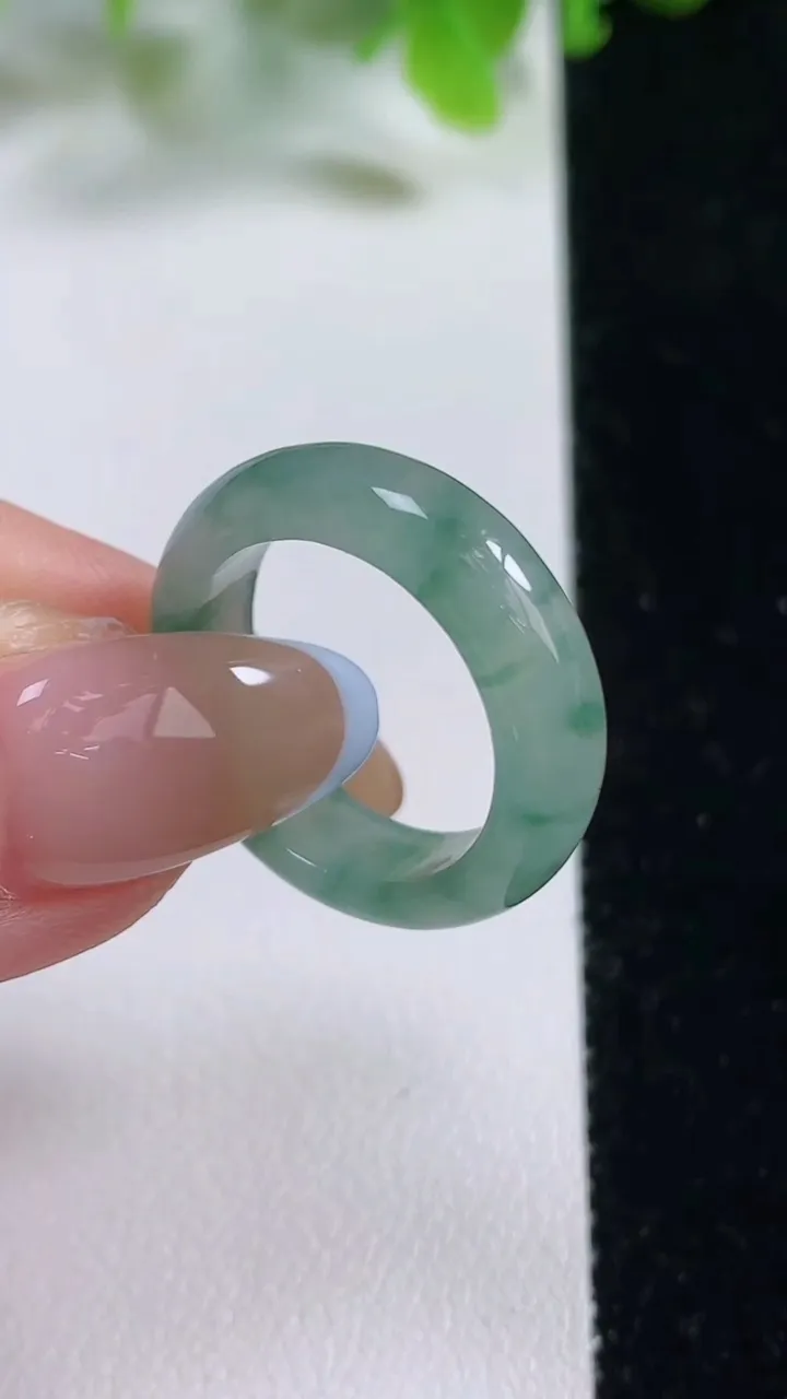 天然A货翡翠冰种飘花指环 戒指，尺寸17.3-5.7-3，重量:3.79g2025年11月6日
工厂直销收藏佳品,种好水足，色泽均匀，有种有色，上手高大气！