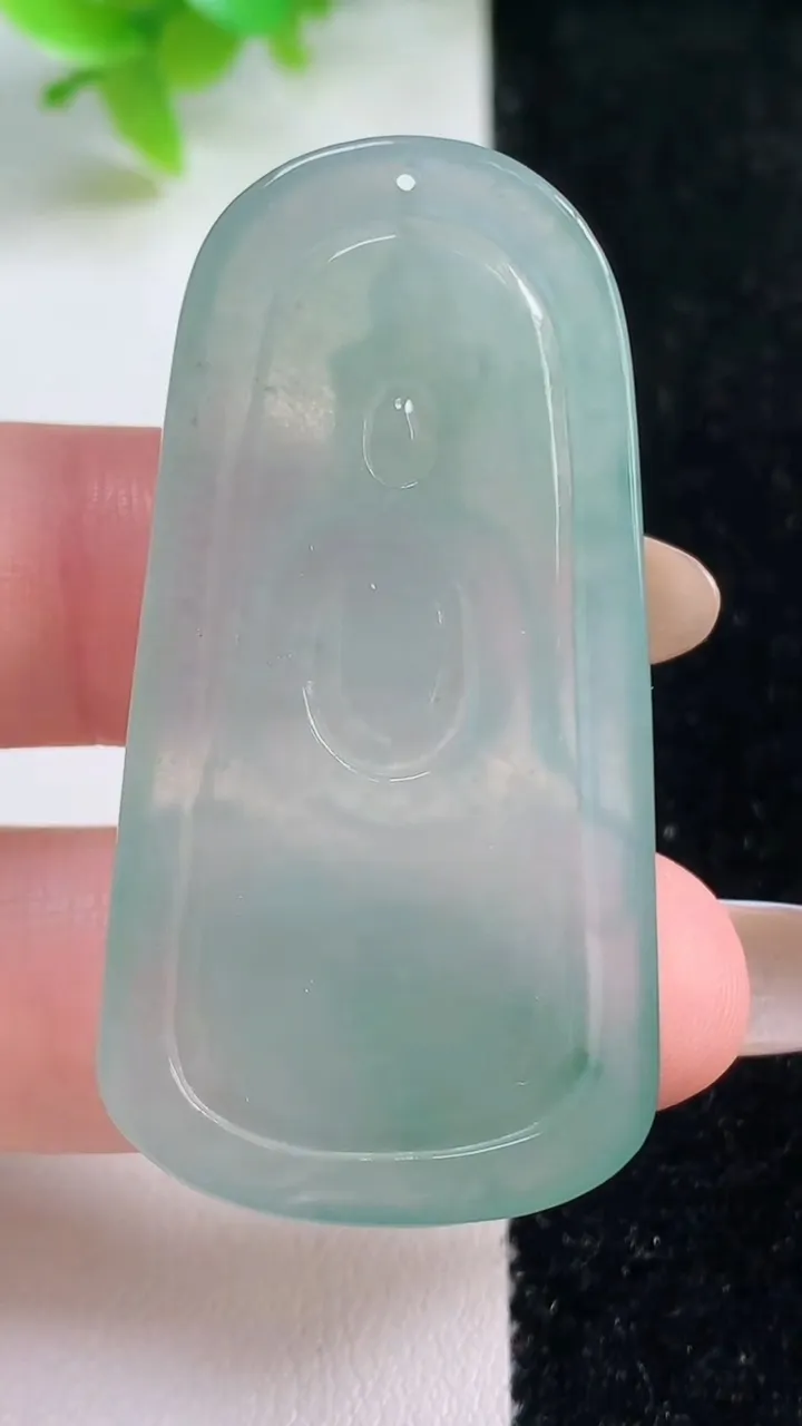 天然A货翡翠冰种飘花观音菩萨吊坠，尺寸48.7-24.8-4.8，重量:12.77g
11月6日