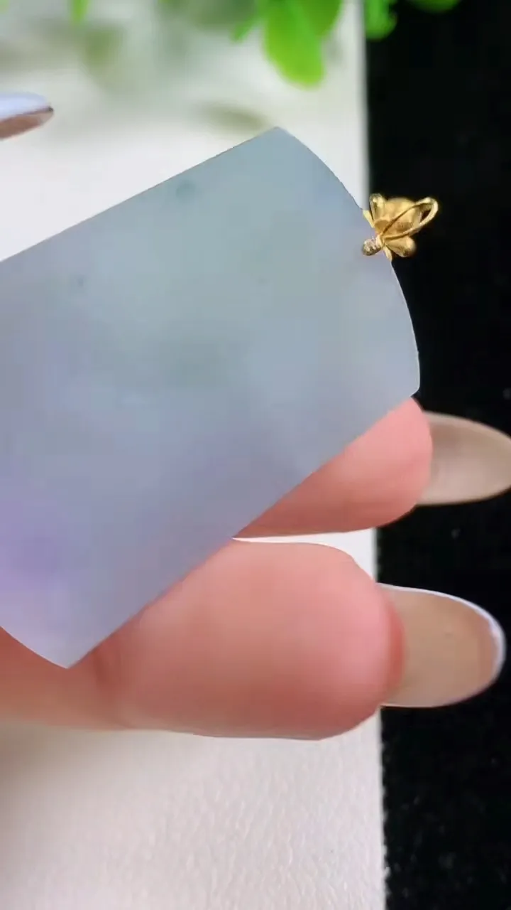 天然A货翡翠种春带彩 紫罗兰无事牌吊坠，尺寸37.4-26.6-4.1，重量:10.89g
11月6日