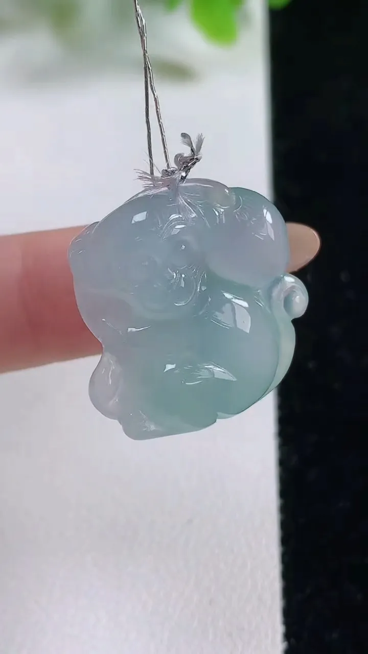 天然A货翡翠生肖猴吊坠，尺寸22.3-21-8.7，重量7.50g
11月6日