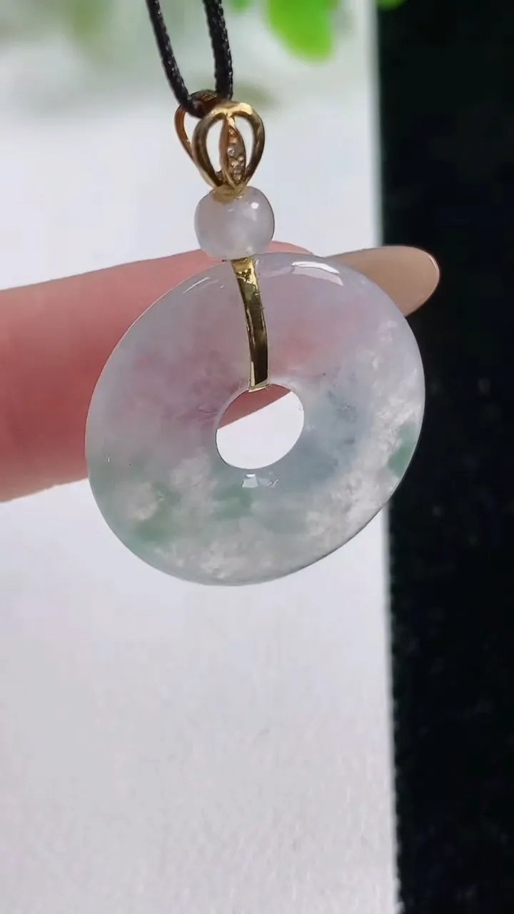 天然A货翡翠种飘花平安环吊坠，尺寸22.4-3.5，重量:4.16g
11月6日