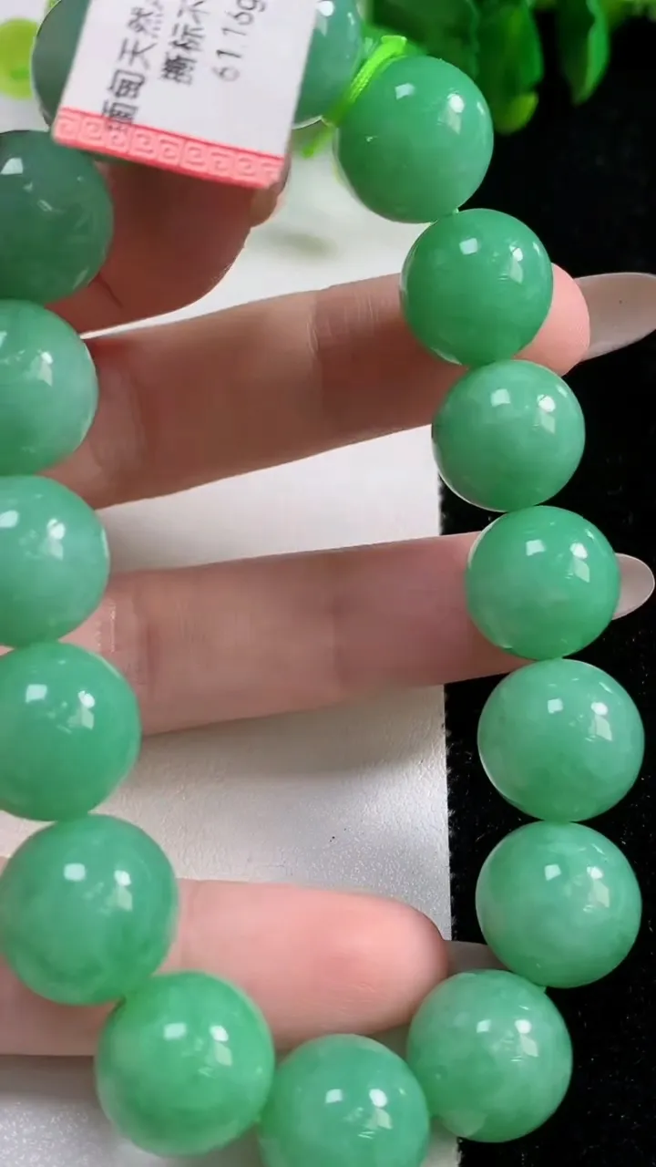 天然A货翡翠圆珠手串16颗，尺寸12.8，重量:61.18g11月6日
工厂直销收藏佳品,种好水足，