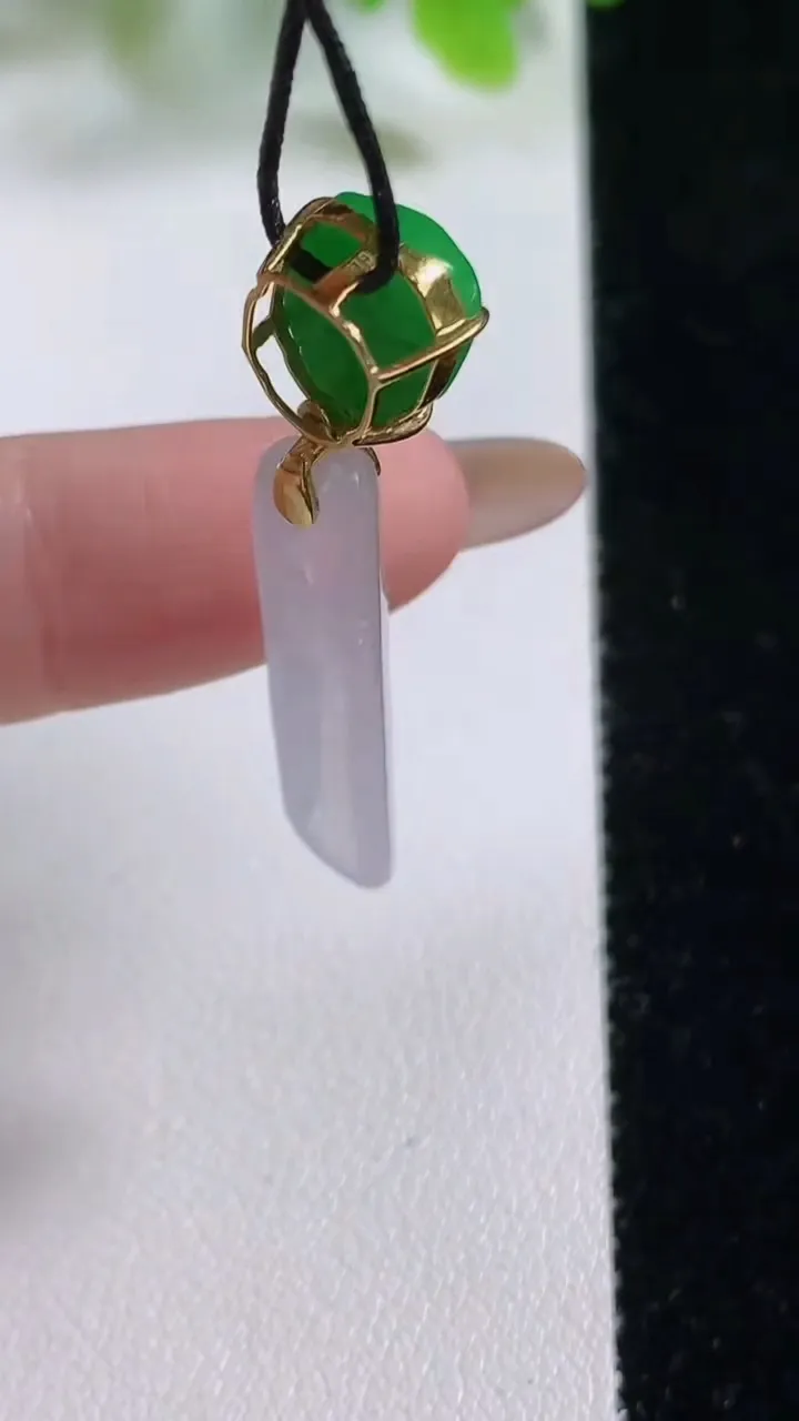 天然A货翡翠种白冰平安柱吊坠，尺寸36.7-27-7.6-4，重量:2.85g
11月6日