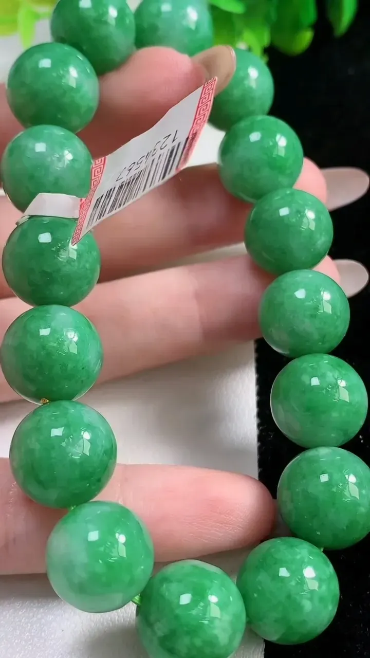 天然A货翡翠圆珠手串16颗，尺寸13.6，重量:67.74g11月6日
工厂直销收藏佳品,种好水足，色泽均匀，有种有色，上手高大气！
