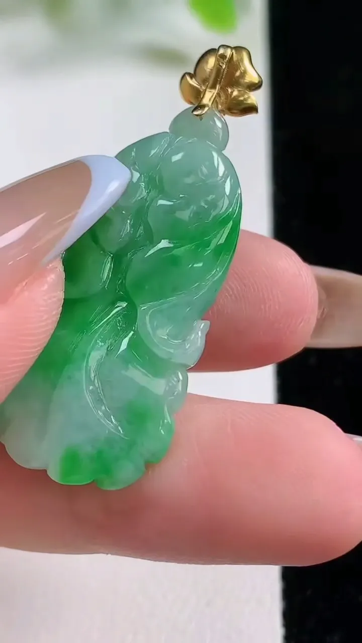 天然A货翡翠白菜吊坠，尺寸33.8-15.3-6.1，重量:6.29g
11月6日