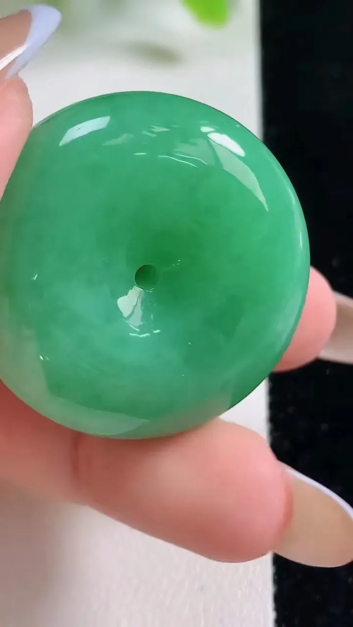 天然A货翡翠平安扣吊坠，尺寸33.4-12.2，重量:29.77g
11月6日