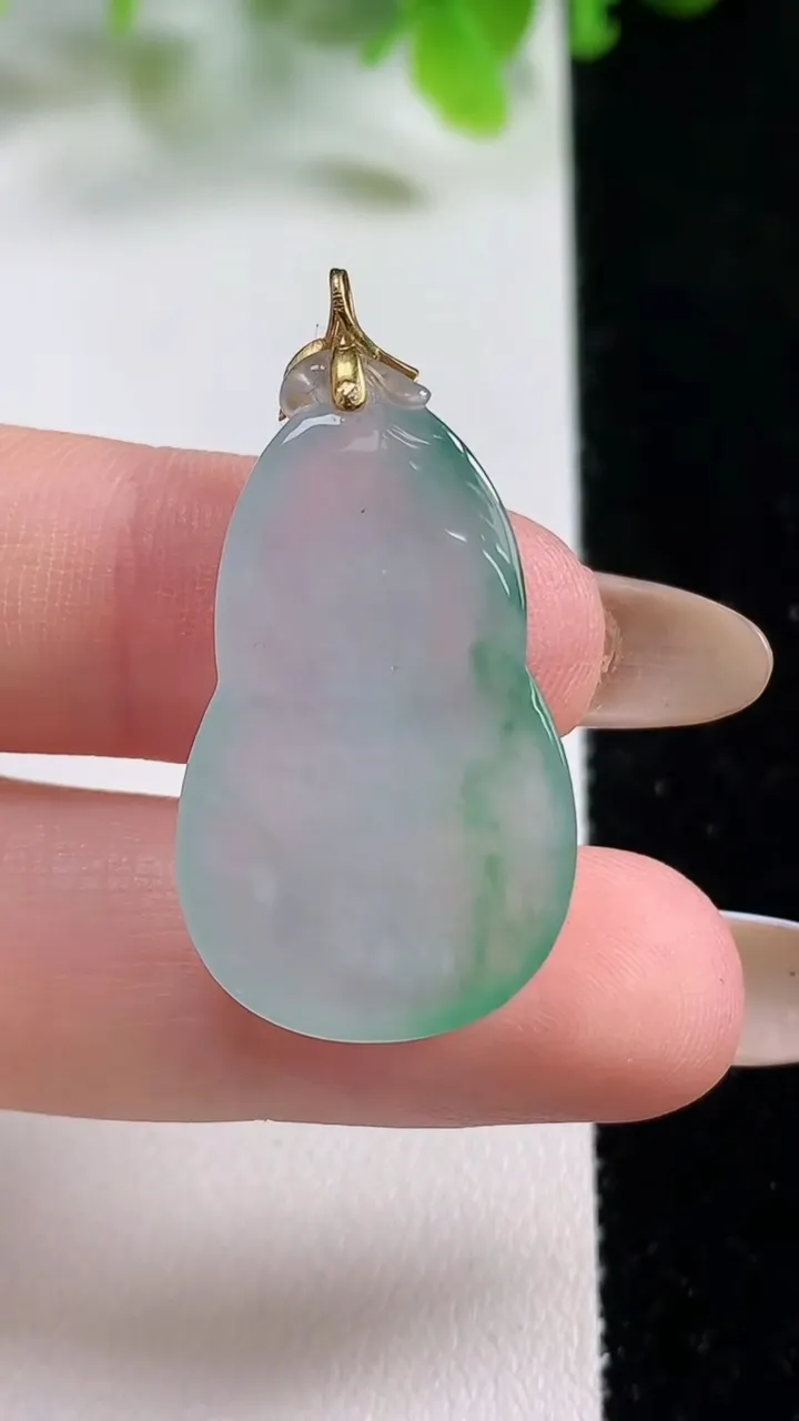 天然A货翡翠葫芦吊坠，尺寸30-17.9-5.1，重量:4.90g
11月6日