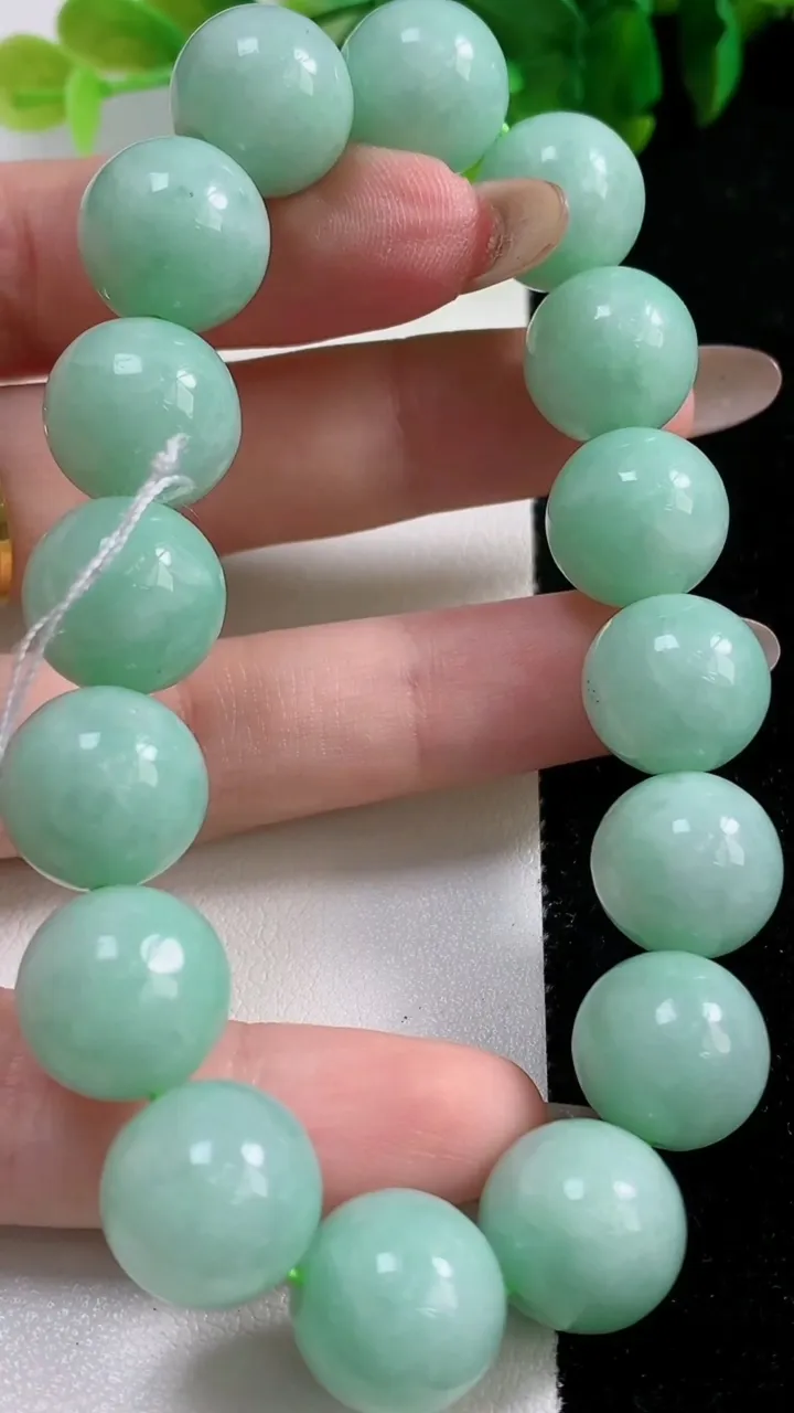 天然A货翡翠圆珠手串16颗，尺寸13.3，重量:64.54g11月6日
工厂直销收藏佳品,种好水足，