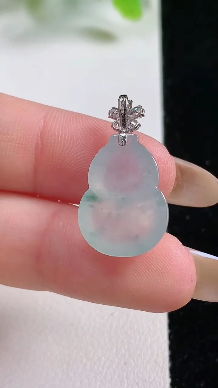 天然A货翡翠种飘花葫芦吊坠，尺寸18.7-13-5.7，重量:2.74g
11月6日