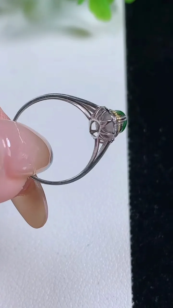 天然A货翡翠随形戒指，尺寸17-12.4-4.6-6.5，重量:1.84g2025年11月6日
工厂直销收藏佳品,种好水足，色泽均匀，有种有色，上手高大气！