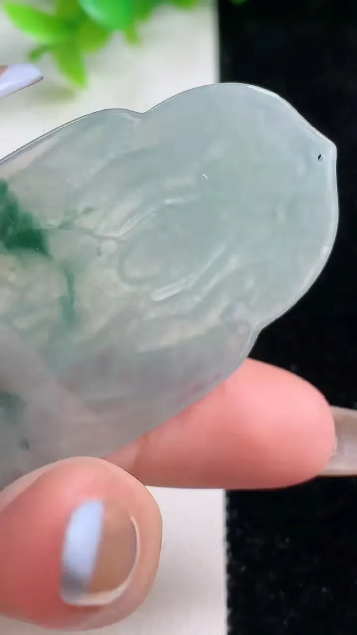 天然A货翡翠冰种飘花千手观音菩萨吊坠，尺寸60.4-31.2-3.2，重量:14.10g
11月6日