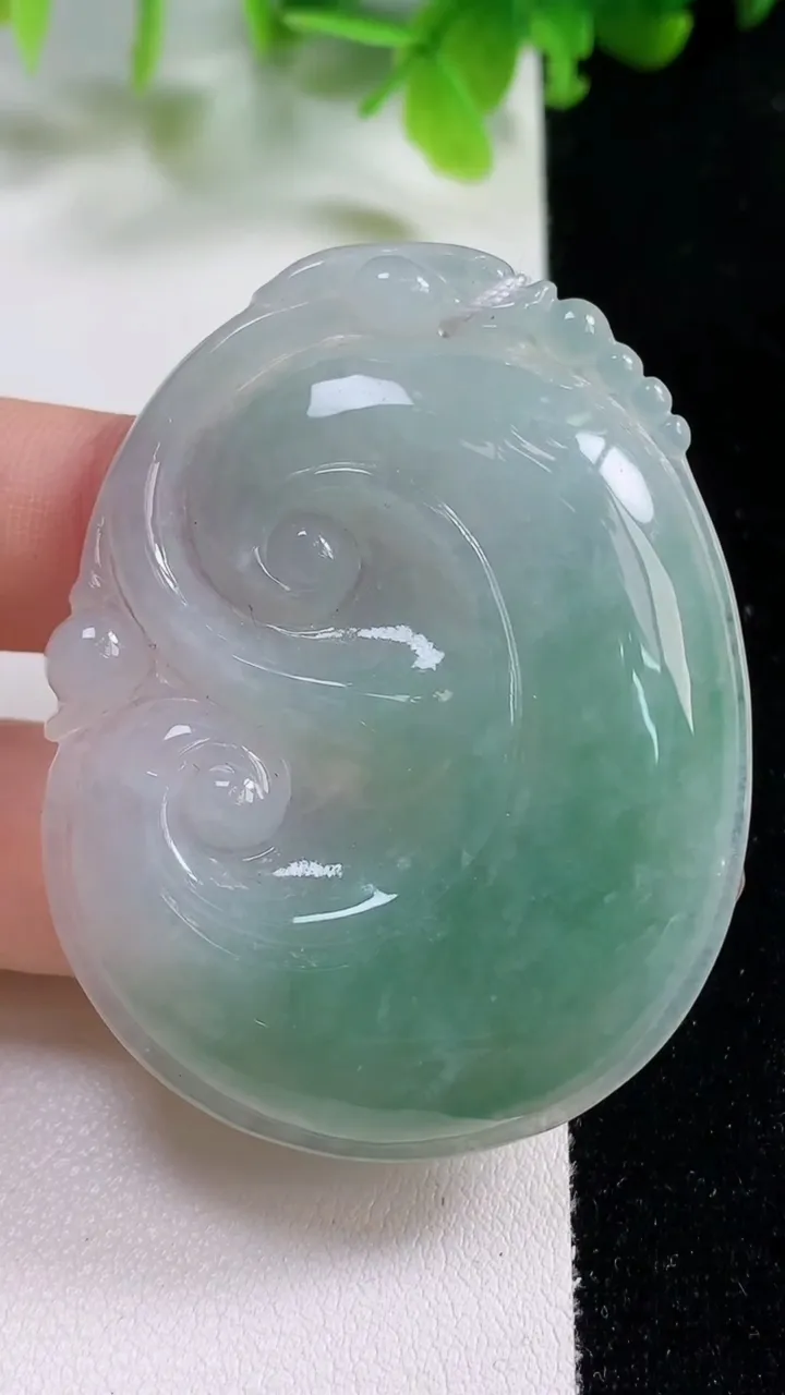 天然A货翡翠如意吊坠，尺寸54.5-42.4-6.3，重量:23.18g
11月6日