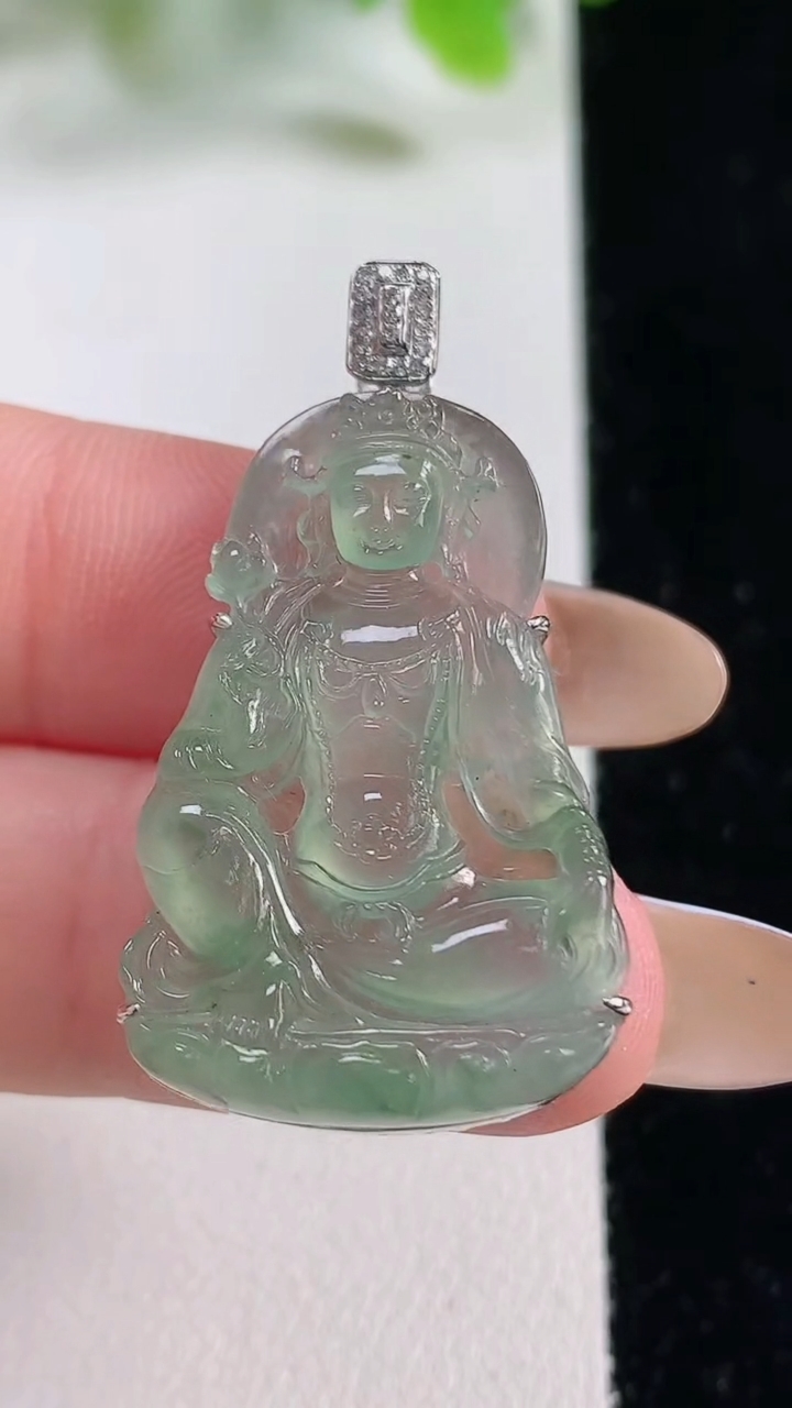 天然A货翡翠度母观音菩萨吊坠，尺寸30.8-19-6.3，重量:4.80g
11月6日