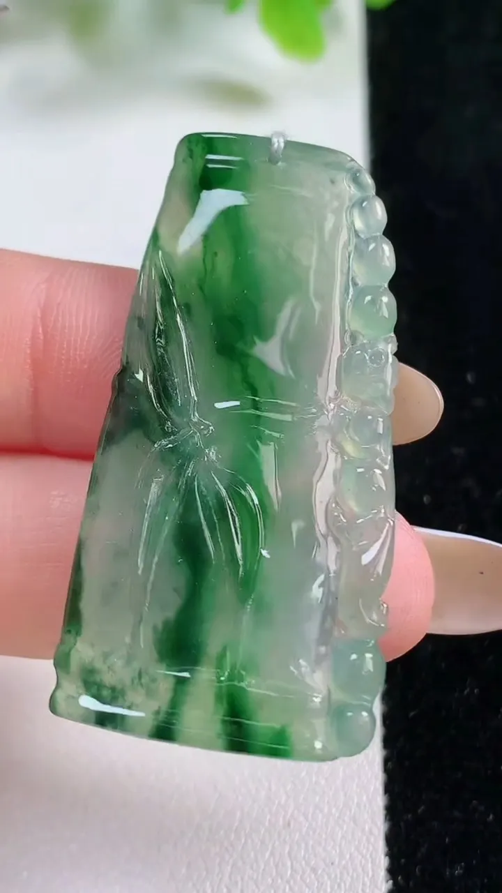 天然A货翡翠花节节高升 竹节吊坠，尺寸44.5-22.4-2.9，重量:7.19g
11月6日