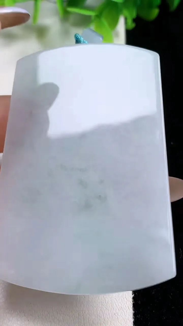 天然A货翡翠飘花无事牌吊坠，尺寸67.2-44.4-6.7，重量:58.20g
11月6日