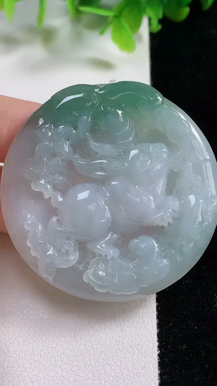 天然A货翡翠冰种飘花生肖兔吊坠，尺寸51-6.3，重量:31.21g
11月6日