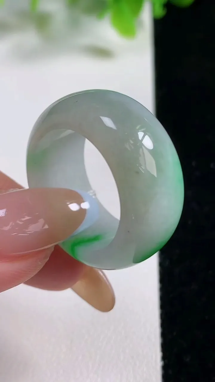 天然A货翡翠扳指 戒指 指环，尺寸20.5-11.8-4.5，重量:12.66g2025年11月6日
工厂直销收藏佳品,种好水足，色泽均匀，有种有色，上手高大气！