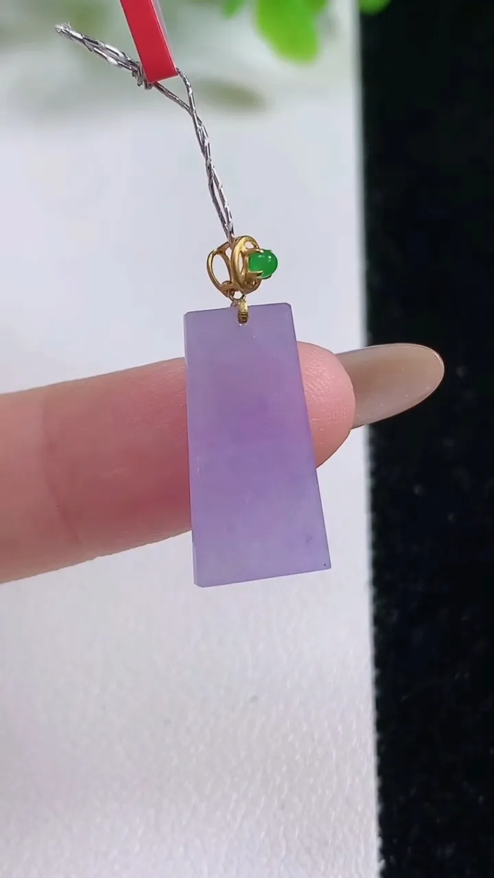 天然A货翡翠种紫罗兰无事牌吊坠，尺寸18.8-8.7-1.8，重量:1.30g
11月6日
