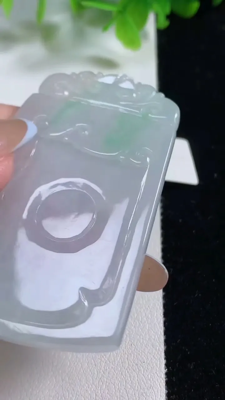 天然A货翡翠仿古无事牌吊坠，尺寸63-43.4-4.6，重量:28.33g
11月6日