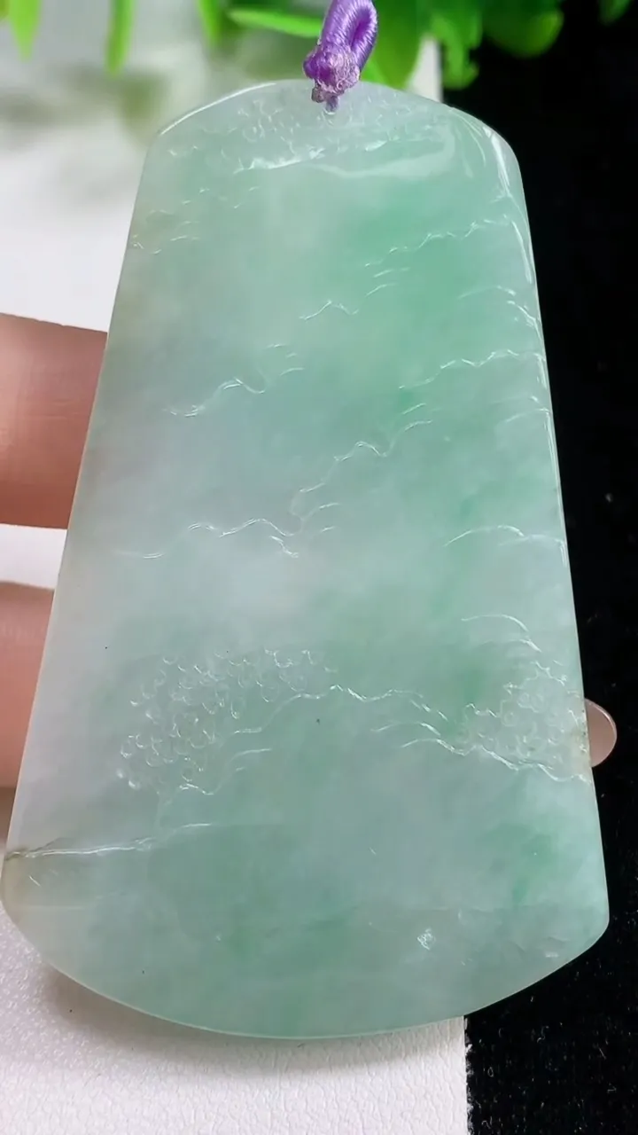 天然A货翡翠山水牌吊坠，尺寸69.3-43.2-5.6，重量:33.50g
11月6日