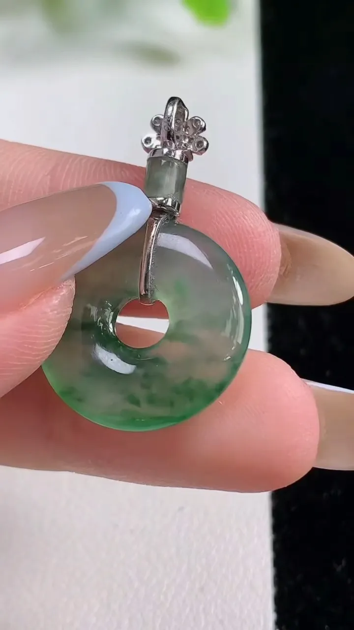 天然A货翡翠花平安环吊坠，尺寸19.6-3.4，重量:3.81g
11月6日
