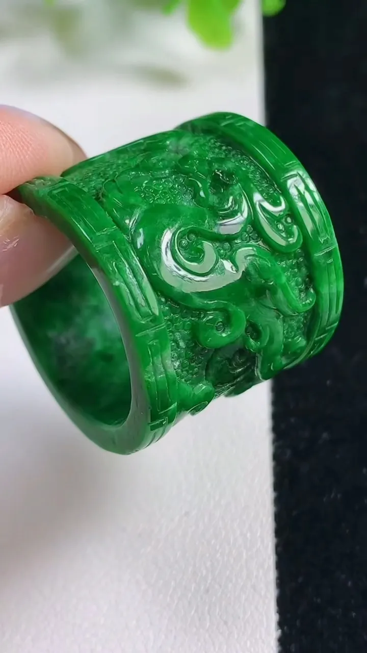 天然A货翡翠指环 扳指 戒指，尺寸23-24.4-3.4，重量:19.23g2025年11月6日
工厂直销收藏佳品,种好水足，色泽均匀，有种有色，上手高大气！