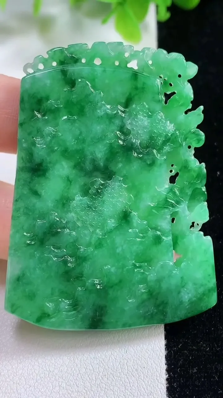 天然A货翡翠山水牌吊坠，尺寸57.6-43.2-5，重量:27.52g
11月6日