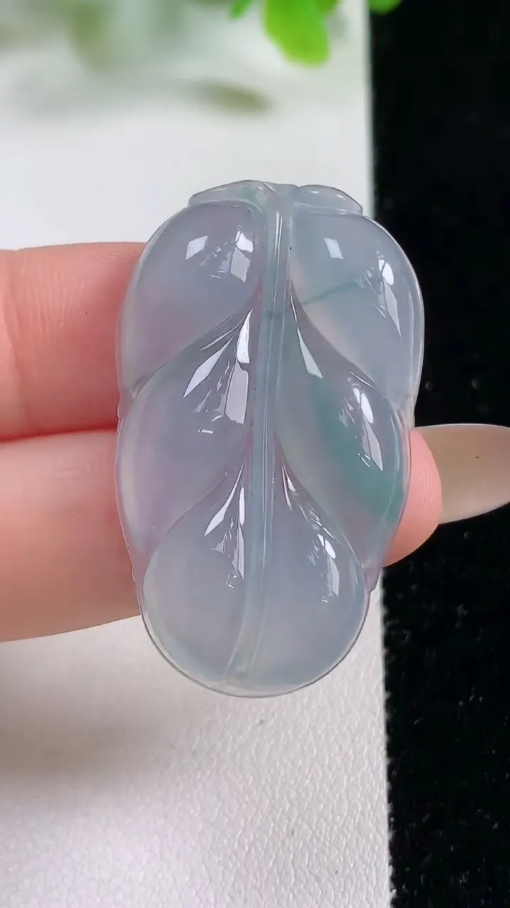 天然A货翡翠冰种飘花金枝玉叶 叶子吊坠，尺寸38.6-22.6-5.1，重量:8.05g
11月6日